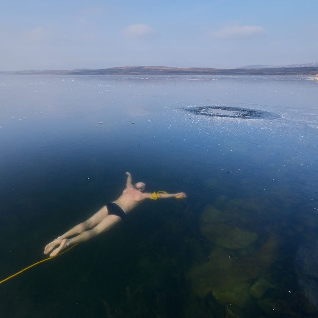 nuota sotto lago ghiacciato