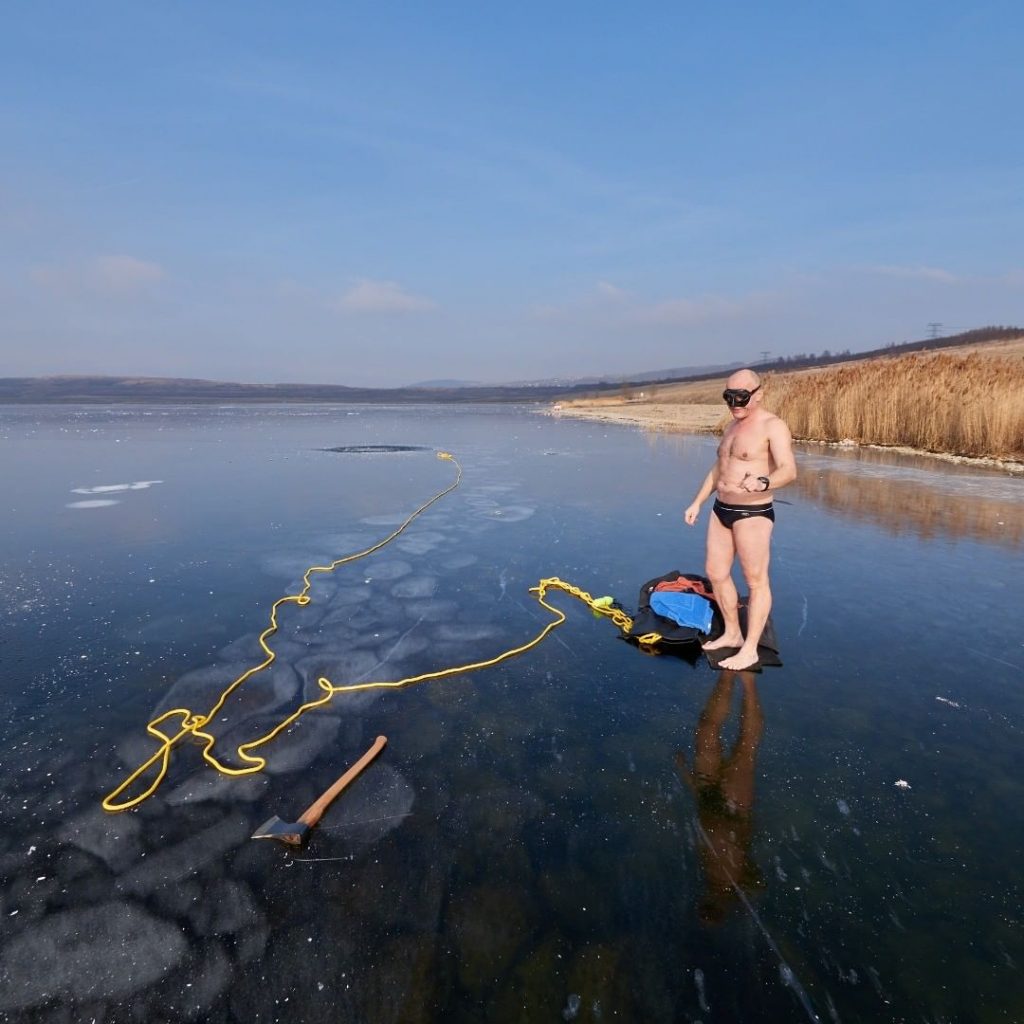 nuota sotto lago ghiacciato