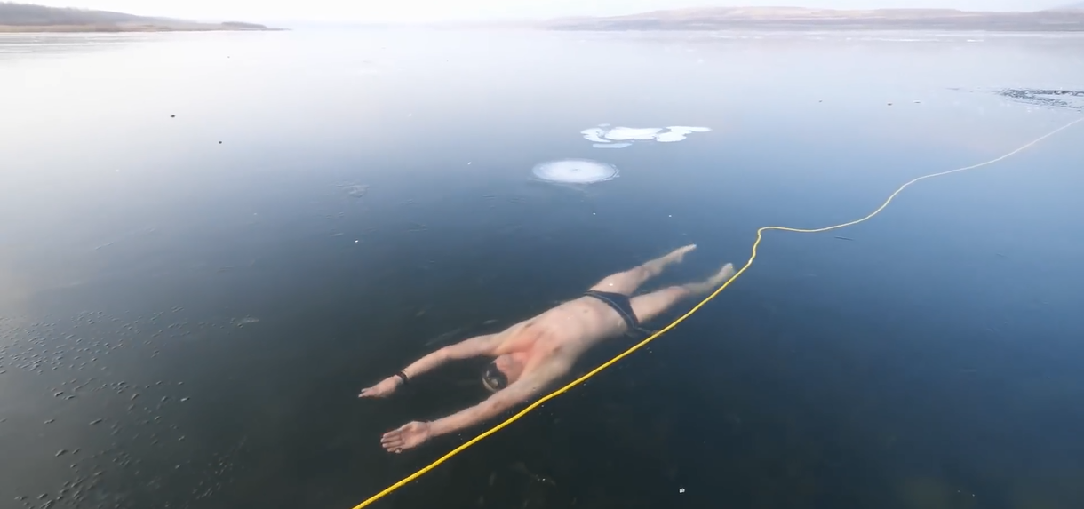nuota sotto lago ghiacciato