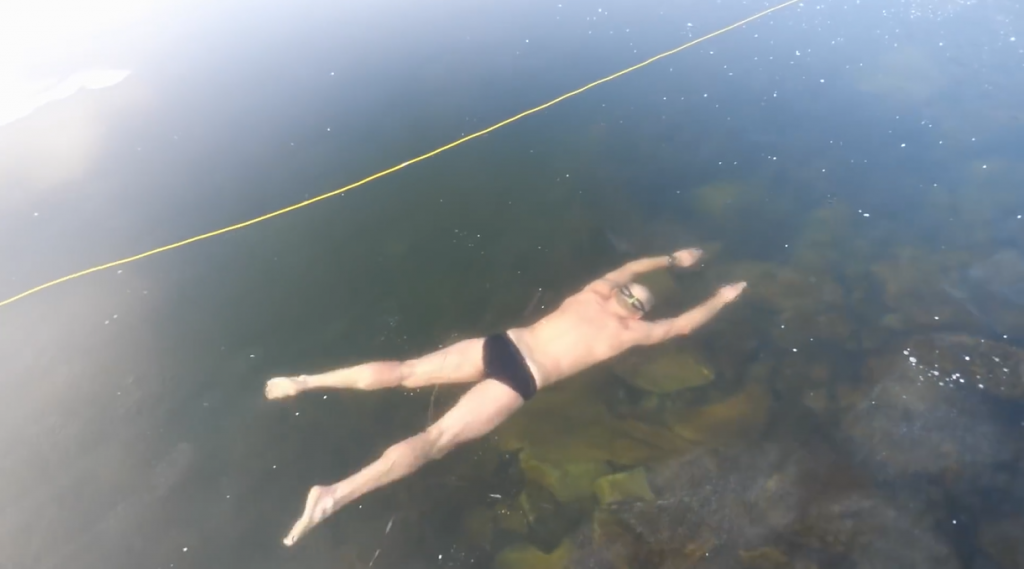 nuota sotto lago ghiacciato