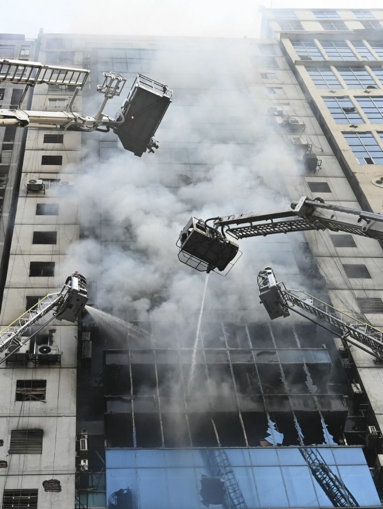 Bangladesh, grosso incendio in un palazzo di 19 piani a Dacca