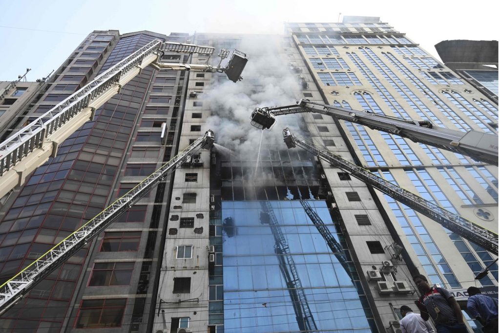 Bangladesh, grosso incendio in un palazzo di 19 piani a Dacca