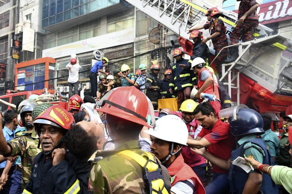 Bangladesh, grosso incendio in un palazzo di 19 piani a Dacca