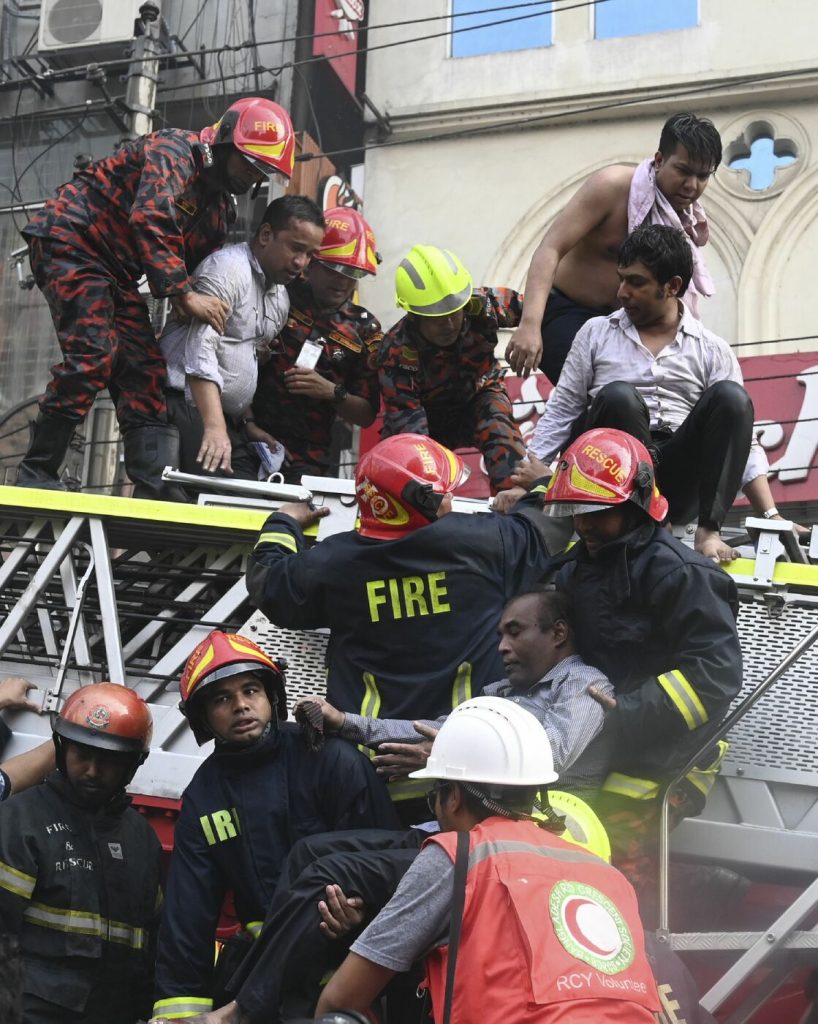 Bangladesh, grosso incendio in un palazzo di 19 piani a Dacca