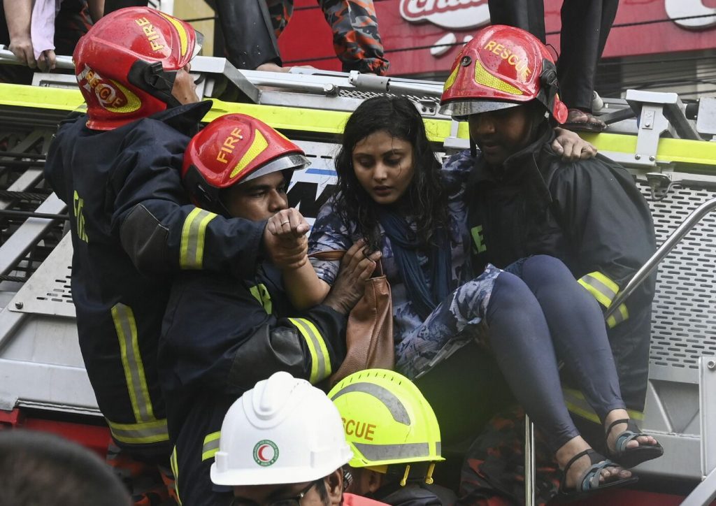 Bangladesh, grosso incendio in un palazzo di 19 piani a Dacca