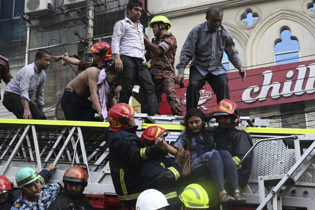 Bangladesh, grosso incendio in un palazzo di 19 piani a Dacca