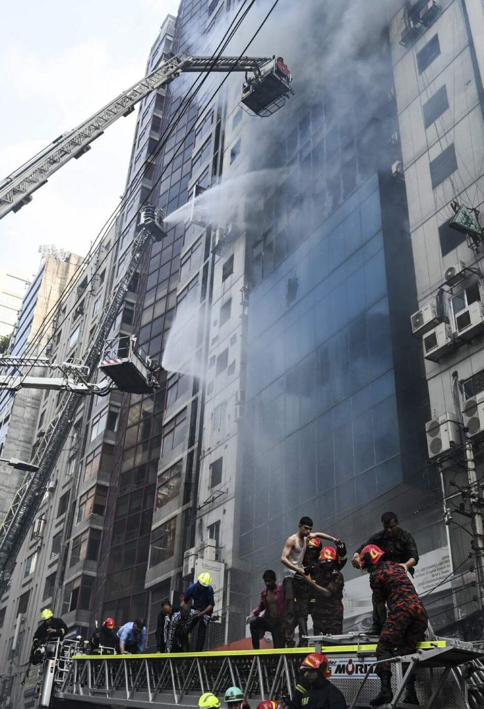 Bangladesh, grosso incendio in un palazzo di 19 piani a Dacca