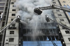 Bangladesh, grosso incendio in un palazzo di 19 piani a Dacca