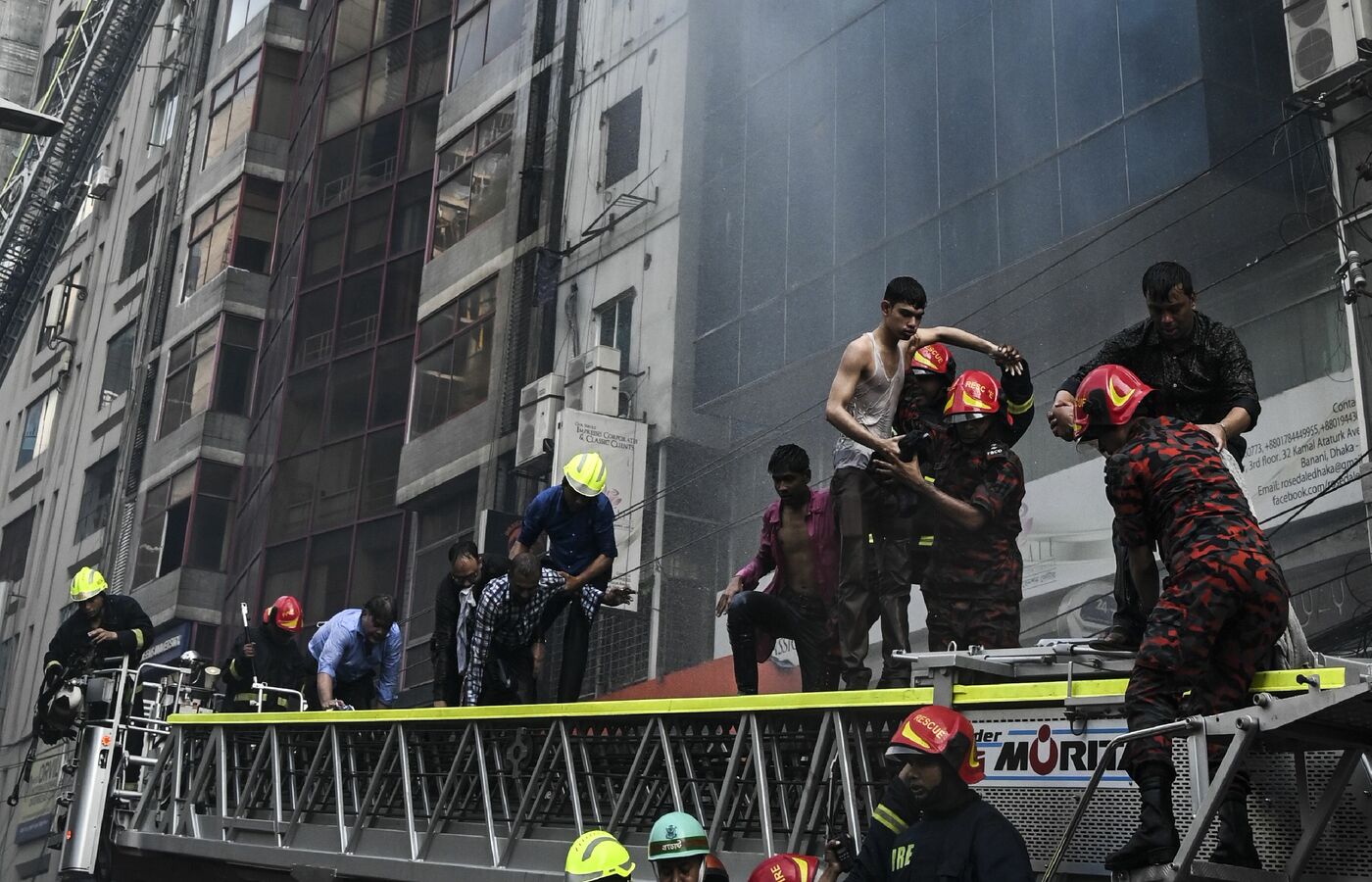 Bangladesh, grosso incendio in un palazzo di 19 piani a Dacca