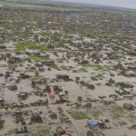 Mozambico, fiato sospeso per la città di Buzi: rischia di essere completamente sommersa dall’acqua. Save the Children: “a rischio la vita di 100 mila bambini”