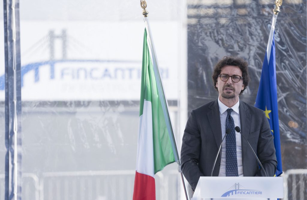 Giuseppe Conte a Fincantieri per il taglio della prima lamiera per il nuovo ponte di Genova