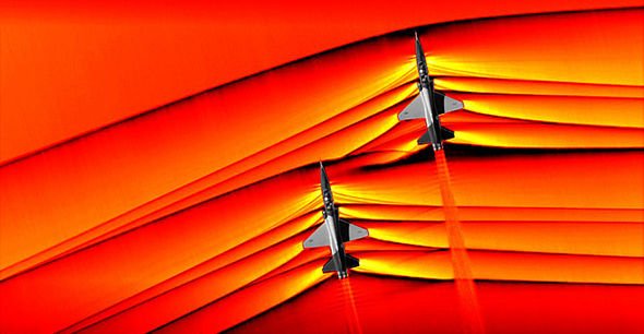 immagini del boom sonico generato dalle onde d'urto di due jet supersonici in volo