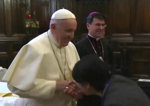 papa francesco baciamano loreto