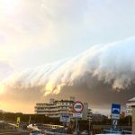 Maltempo, il fronte freddo innesca una maestosa Shelf Cloud sulla costa di Pescara: immagini spaventose [GALLERY]