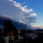 Maltempo, il fronte freddo innesca una maestosa Shelf Cloud sulla costa di Pescara: immagini spaventose [GALLERY]