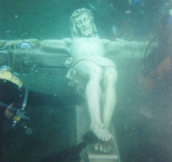 statua crocifisso lago michigan