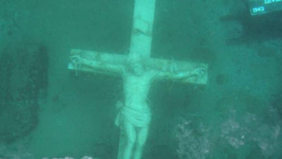 statua crocifisso lago michigan