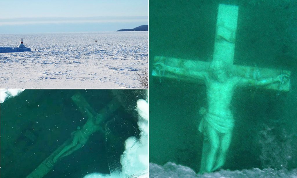 statua crocifisso lago michigan