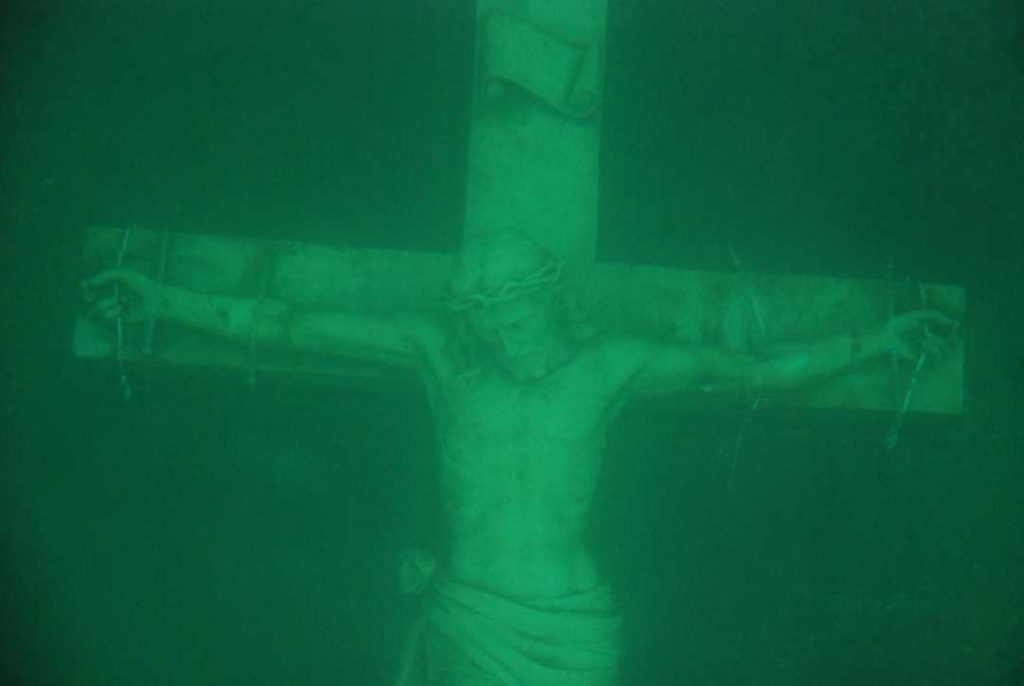 statua crocifisso lago michigan
