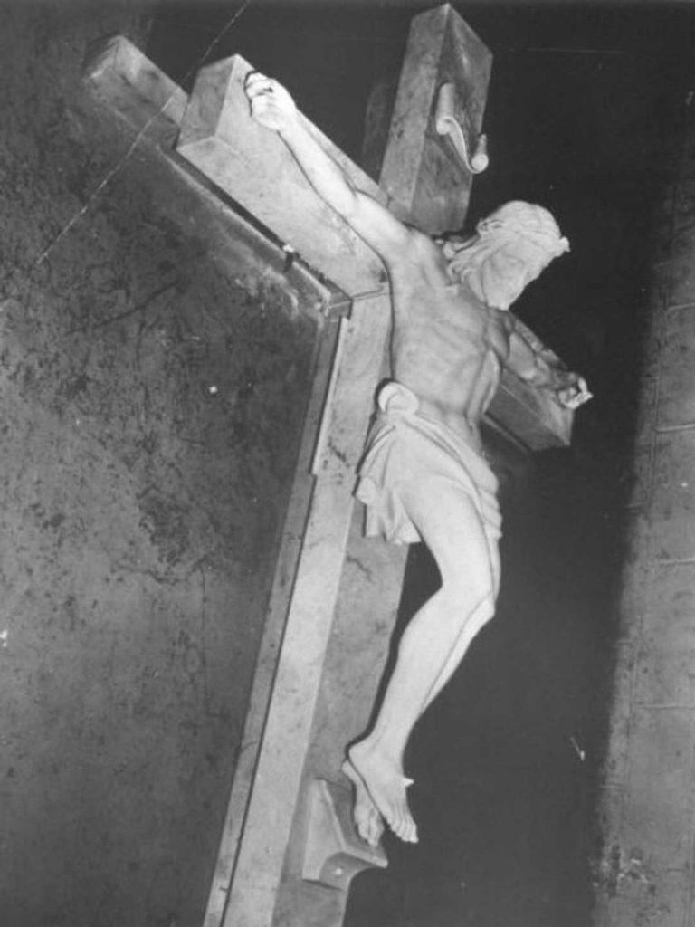statua crocifisso lago michigan