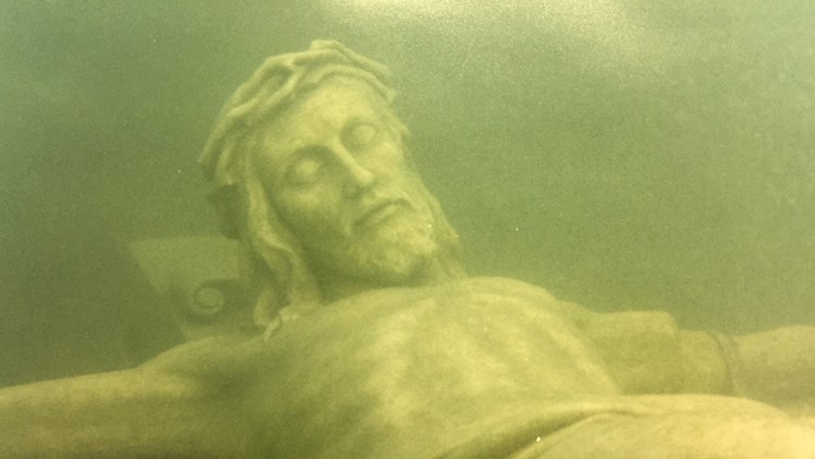 statua crocifisso lago michigan