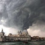 Maltempo, l’aria fredda irrompe sull’Italia ed è subito un disastro: tornado a Venezia, Milano flagellata dal vento di foehn. Gravi danni, Allarme per il Centro/Sud [FOTO e VIDEO LIVE]