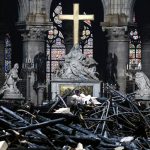 Parigi, incendio in Notre-Dame: salvo il gallo della guglia