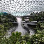 Singapore, apre il Jewel Changi Airport: tra gli hub una foresta e una cascata di 40 metri [FOTO e VIDEO]