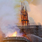 Parigi, incendio devasta la Cattedrale di Notre Dame: “la prossima ora sarà decisiva, c’è il rischio che tutto crolli” [FOTO e VIDEO LIVE]