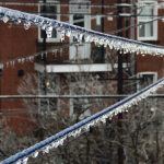 Gelicidio in Québec, il ghiaccio abbatte alberi e linee elettriche: 250.000 persone senza elettricità e disagi [FOTO e VIDEO]