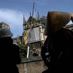Incendio Notre Dame, si indaga sulle cause: gli operai al lavoro sul tetto della Cattedrale fumavano sulle impalcature [FOTO]