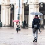 Maltempo in Piemonte: ombrelli aperti in centro a Torino [GALLERY]
