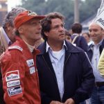 Morto Niki Lauda: nel 1976 il gravissimo incidente che lo lasciò sfigurato e gli danneggiò i polmoni