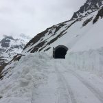 Alpi sommerse, 4 metri di neve sul Gavia: il Giro d’Italia ha già un “piano B” davvero clamoroso [FOTO]