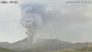 eruzione monte aso giappone