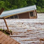 Meteo, disastrose inondazioni in Oklahoma: case spazzate via dalle fondamenta o allagate, evacuazioni e vittime [FOTO e VIDEO]