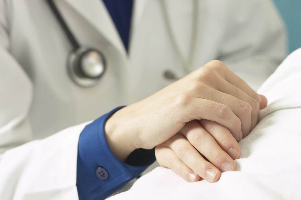 medico paziente dolore