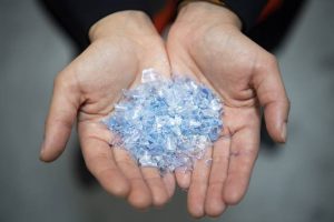 plastica trucioli mani