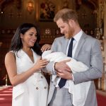 Harry e Meghan presentano il Royal Baby al mondo: le FOTO