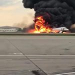 Russia, aereo in fiamme dopo atterraggio d’emergenza all’Aeroporto Sheremetyevo di Mosca: 41 morti [FOTO e VIDEO]