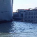 Venezia, scontro tra una nave da crociera e un battello: panico tra i turisti, Msc aveva il motore in avaria [FOTO e VIDEO LIVE]