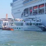 Venezia, scontro tra una nave da crociera e un battello: panico tra i turisti, Msc aveva il motore in avaria [FOTO e VIDEO LIVE]