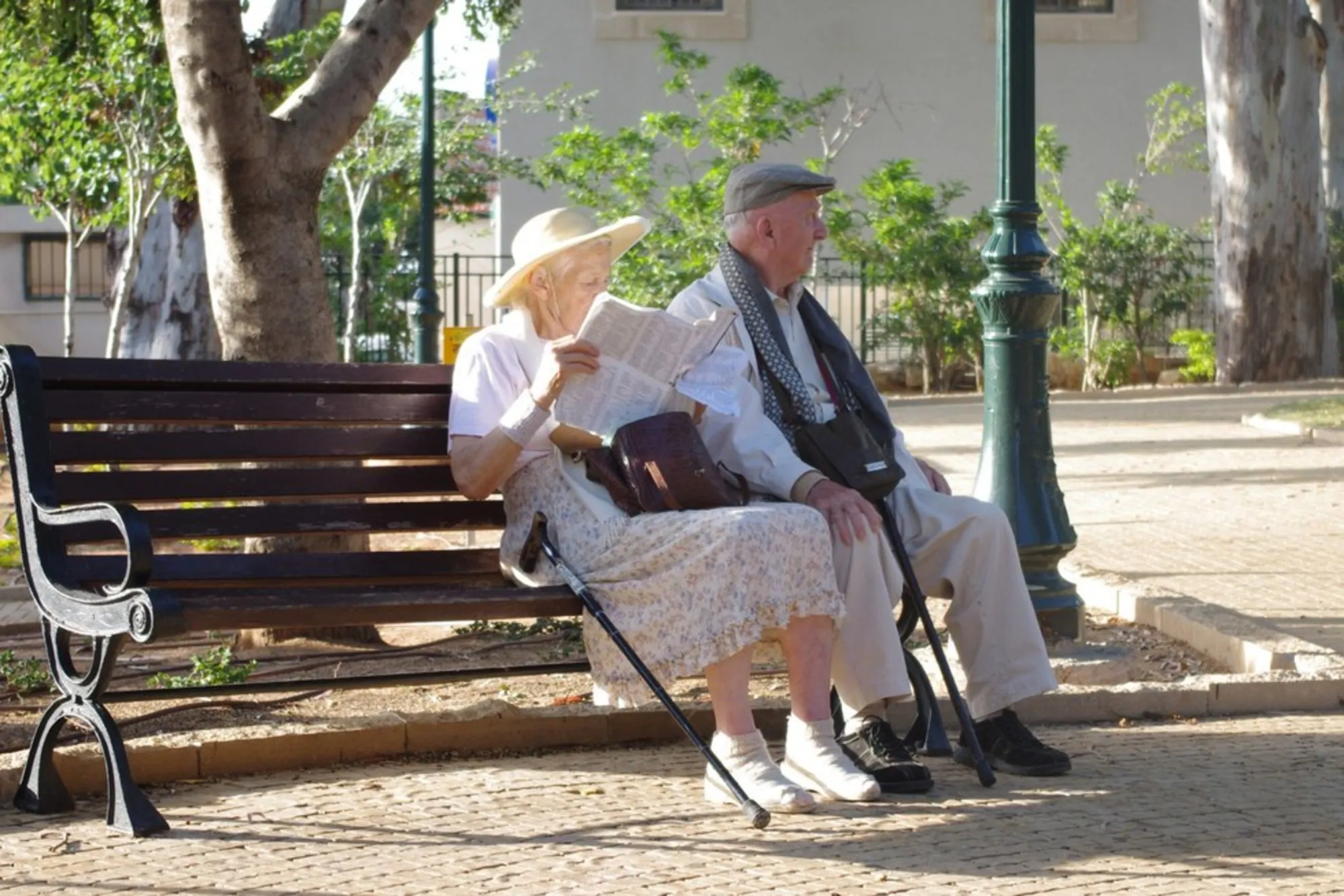 anziani parco caldo