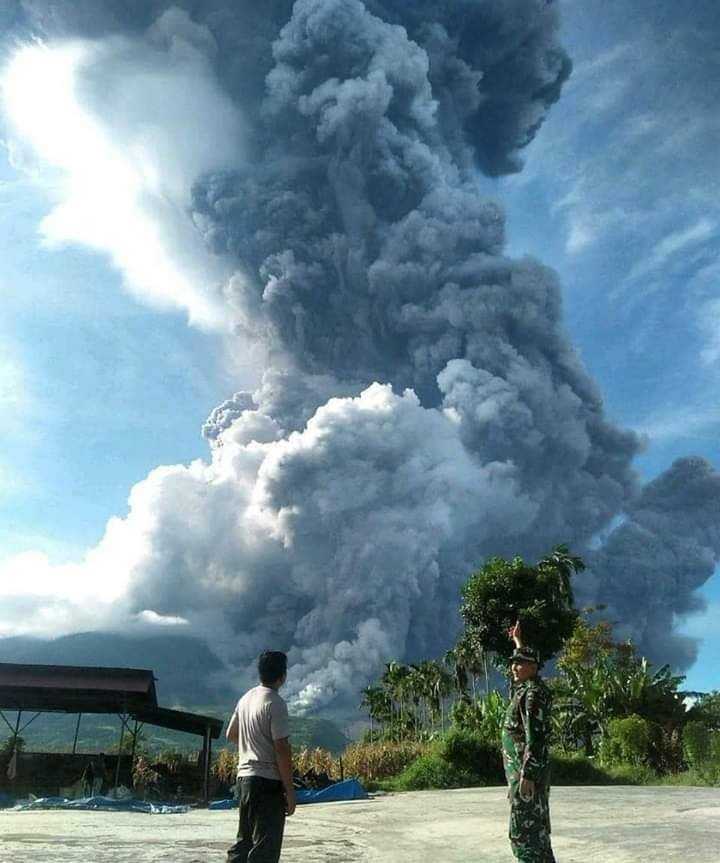 eruzione monte sinabung