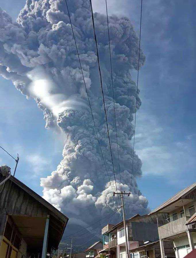 eruzione monte sinabung