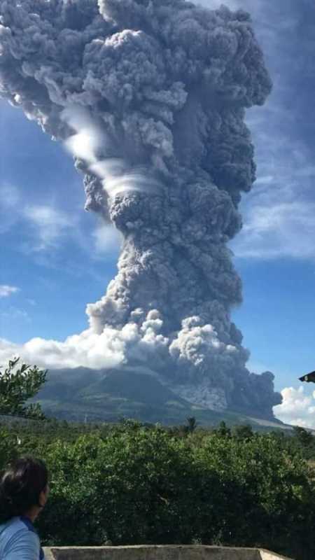 eruzione monte sinabung