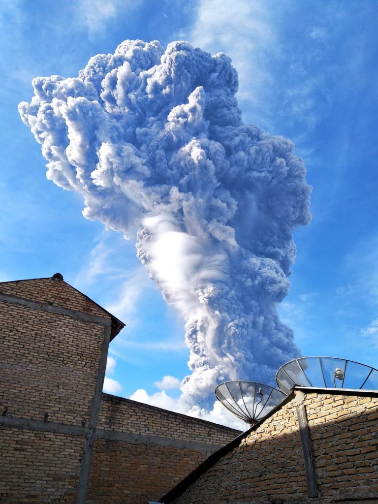 eruzione monte sinabung
