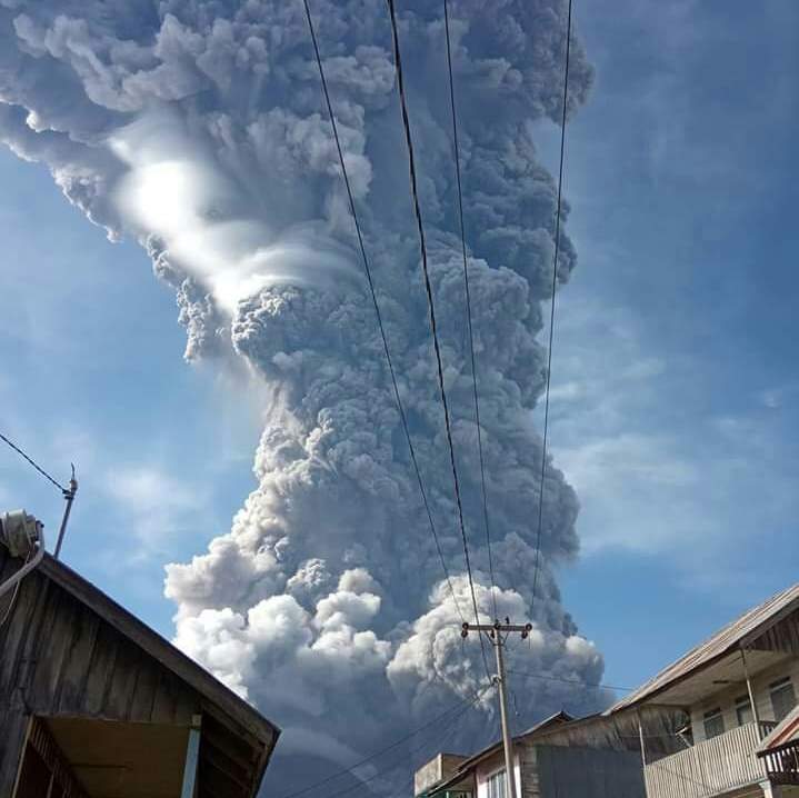 eruzione monte sinabung