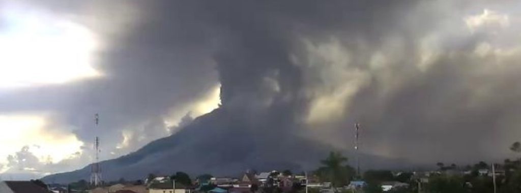 eruzione monte sinabung