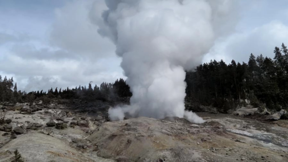 eruzione steamboat geyser